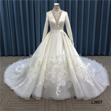 Customized simple style satin embroidery long train bridal gowns white